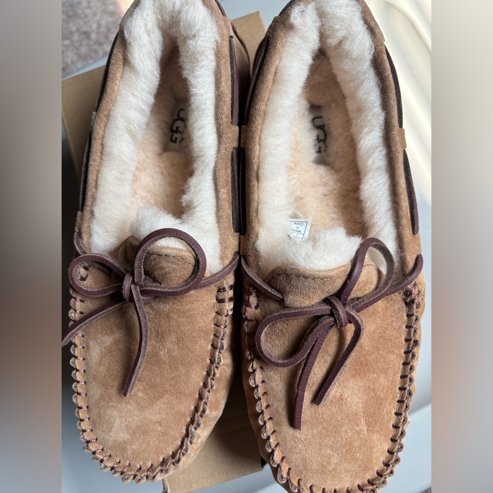 UGG Women's Dakota, Chestnut,  Moccasins with Plush Lining